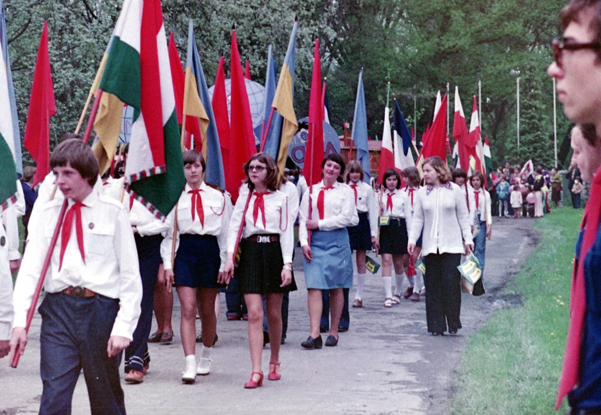 Archival Fortepan photo: May Day parade of pioneers with flags